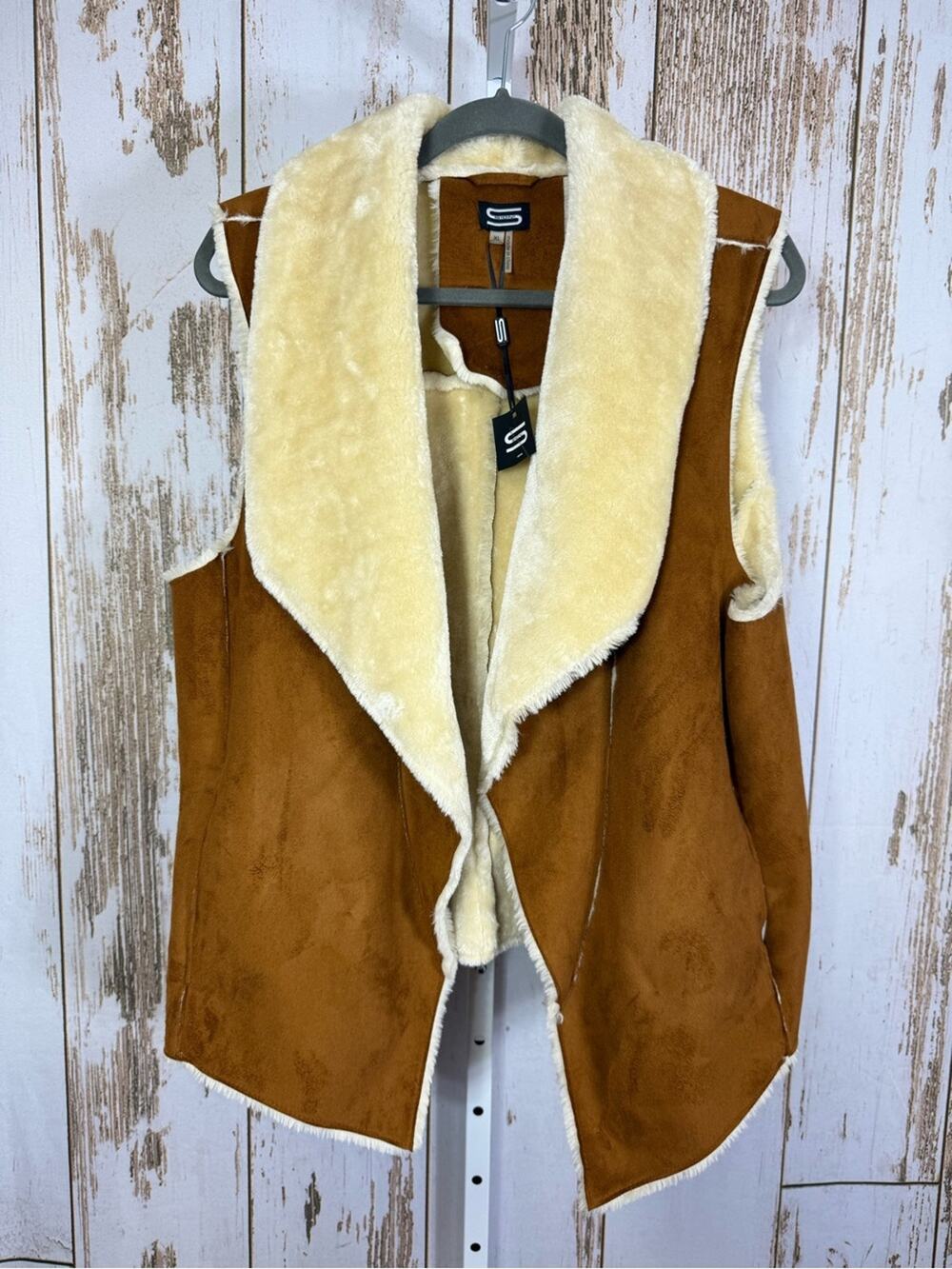 NWT, Sioni Faux Suede and Faux Fur Vest. With Pockets. Size XL